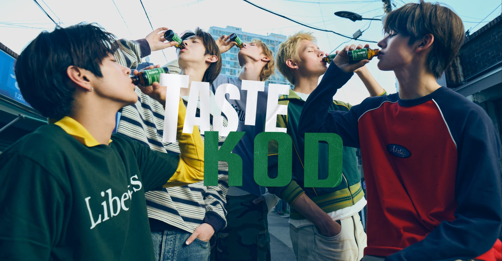 CORTIS 멤버들이 활명수 1897 KOD를 마시는 단체 컷 — TASTE KOD